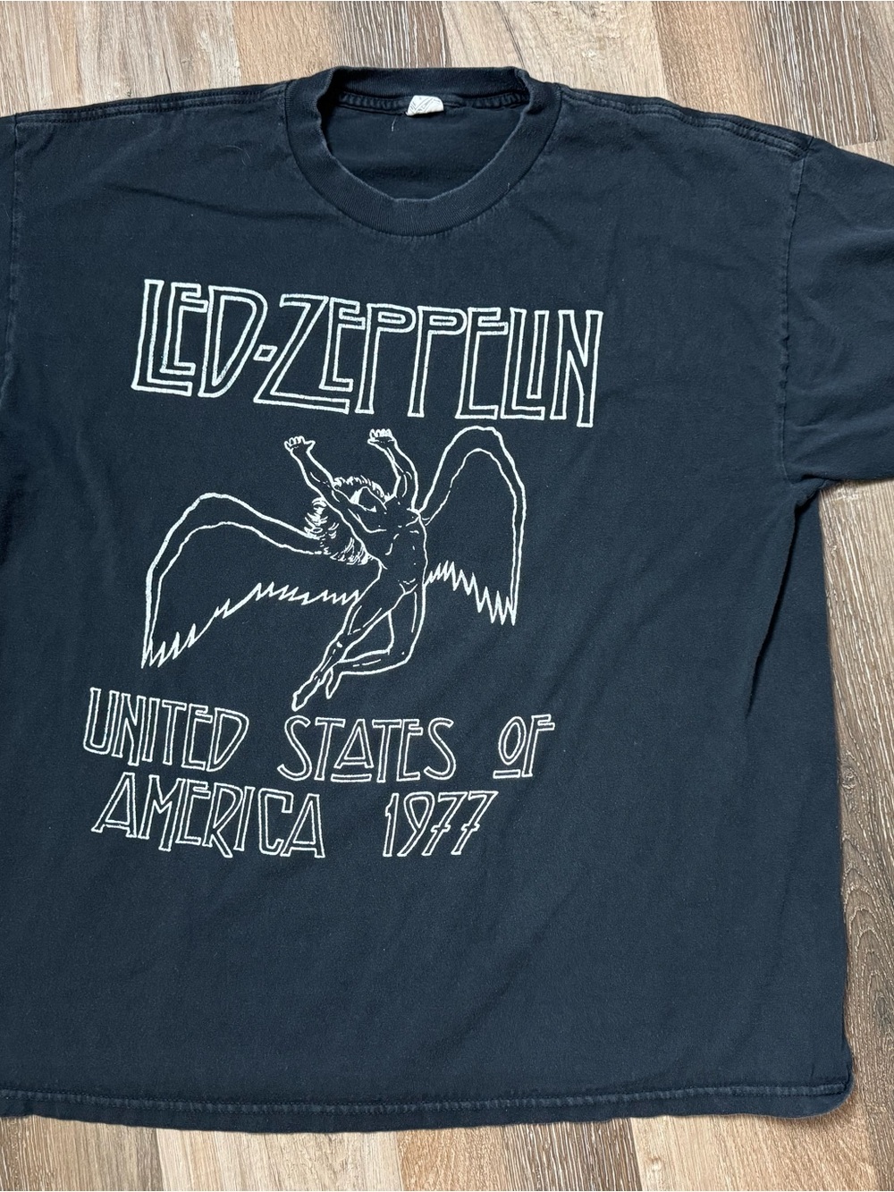 Led Zeppelin 1977 Tour Black Graphic T-Shirt Alstyle tag
